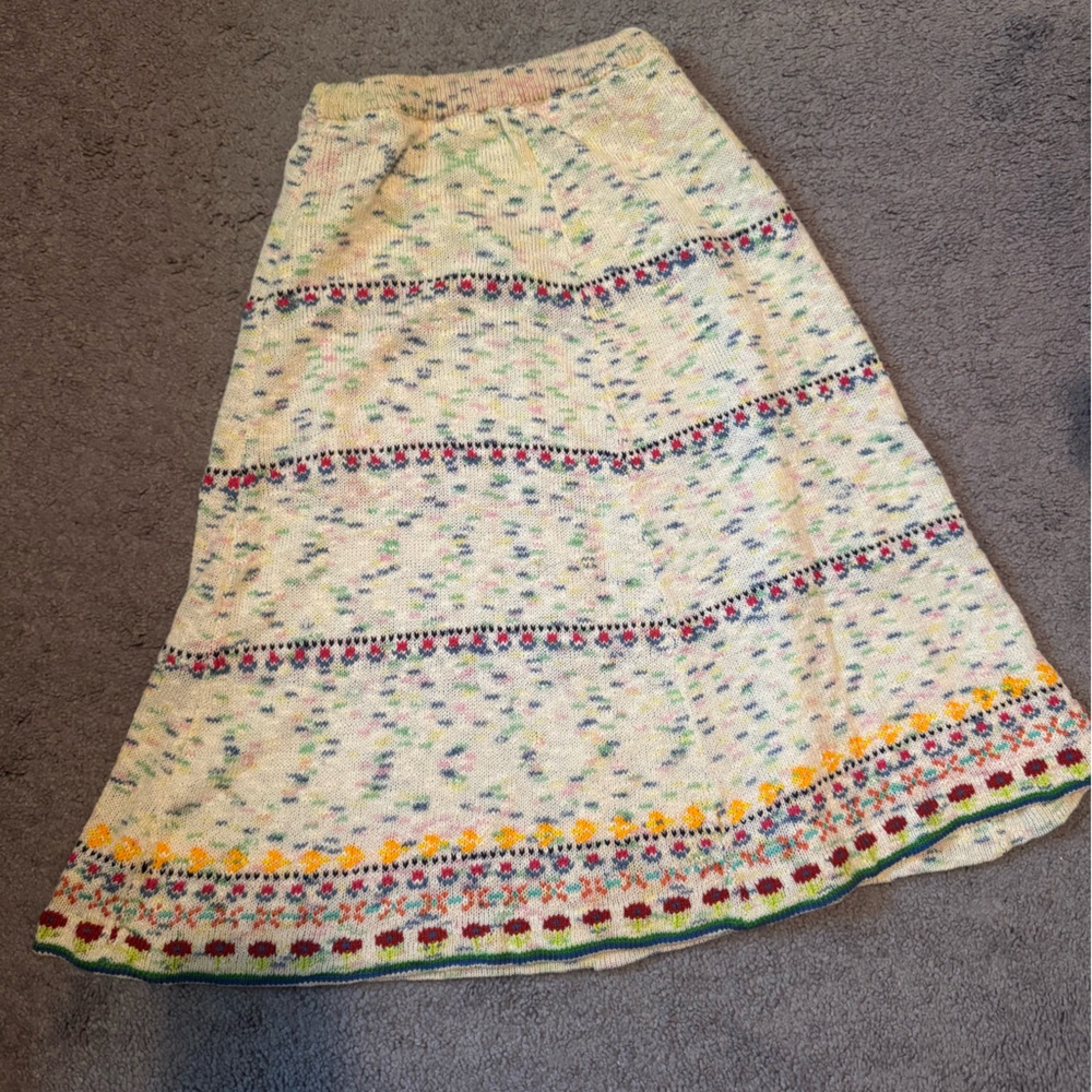 Vintage 1970s knitted skirt floral pattern